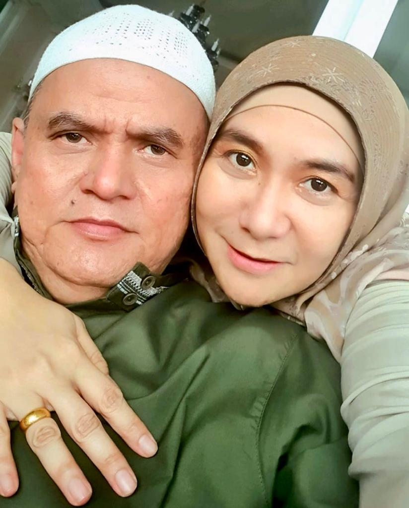 Yenon orsa bersama istri 