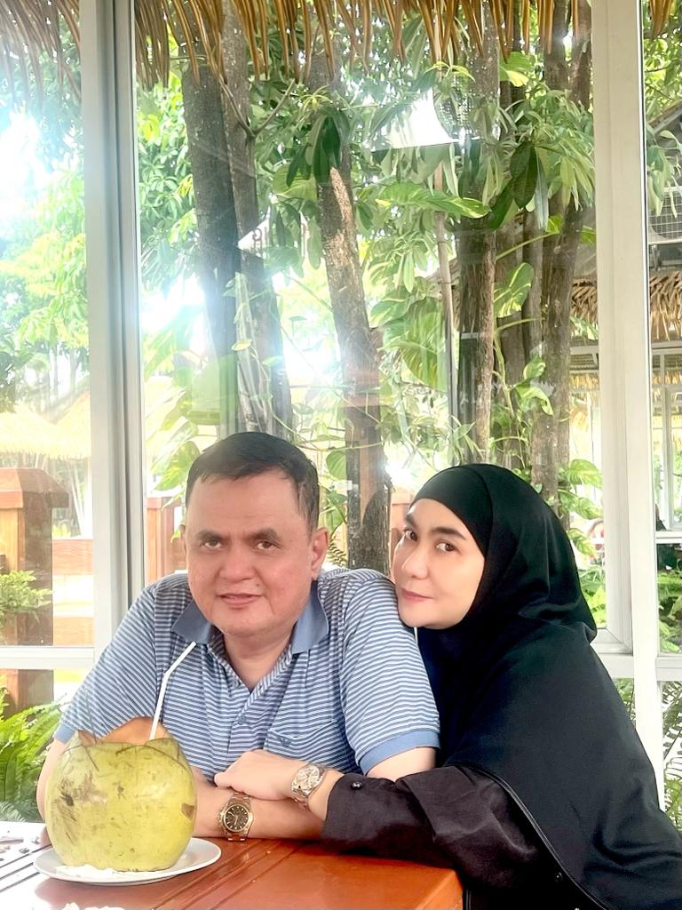 Yenon Orsa bersama istri di minum kelapa