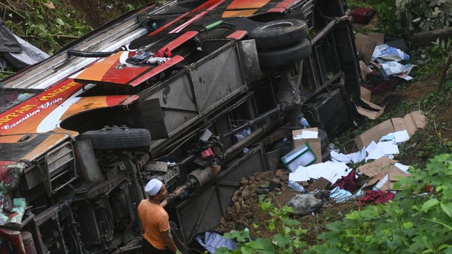 Kecelakaan Bus Pariwisata di Tol Ngawi Korban Meninggal 2 Orang