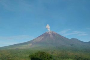 Gunung Semeru Kembali Erupsi Semburkan Abu Vulkanik Capai 800 Meter