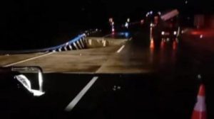 Jalan Tol Bocimi KM 64 Ambles, Ada Mobil Ikut Terperosok