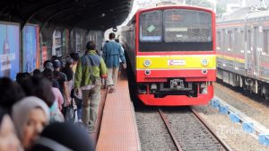 Rel Kereta Palmerah-Kebayoran Alami Kerusakan, Penumpang Menumpuk