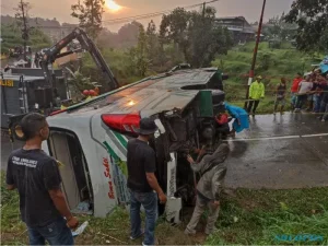 Sopir Telat Ganti Gigi, Bus Rombongan Warga Sleman Terguling di Ngaryoso Karanganyar