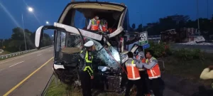 VIRA Bus Tabrak Belakang Truk hingga Ringsek di Jalan Tol Kertosono