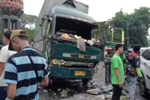 Kronologi Truk Kontainer Ugal-Ugalan di Tangerang: Pembajakan atau Kelalaian?