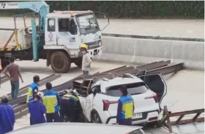 VIRAL Mitsubishi XForce Ringsek Tertimpa Baja Konstruksi dari Muatan Truk