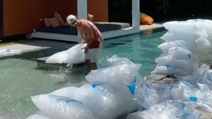 Bule di Bali Beli Puluhan Karung Es