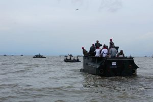 TNI AL Kerahkan Ranpur Ampibi Bongkar Pagar Laut di Tangerang