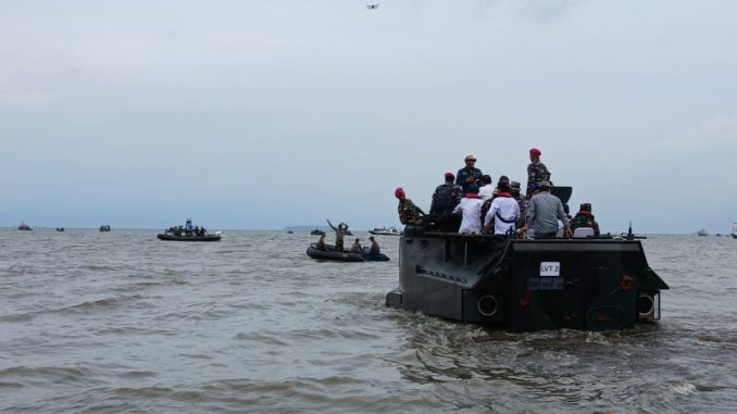 TNI AL Kerahkan Ranpur Ampibi Bongkar Pagar Laut di Tangerang