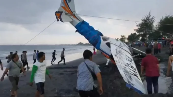Pesawat Cessna 172 Jatuh di Pantai Muncar Banyuwangi