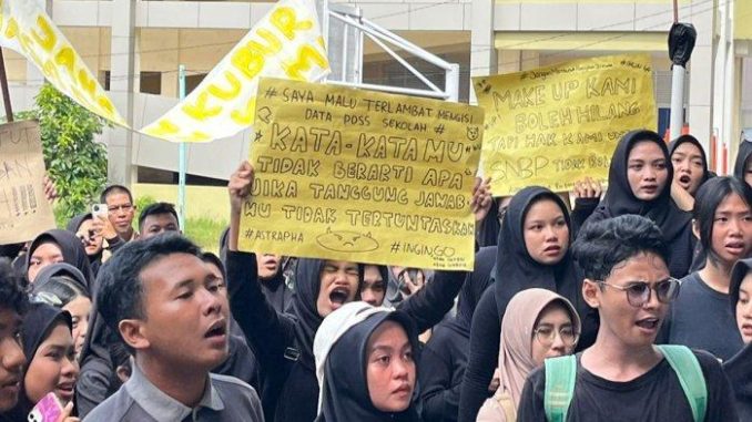 Ratusan Siswa SMAN 1 Mempawah Demo