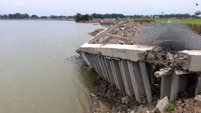 Tebing Penahan Air di Begawan Solo Ambruk