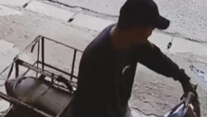 Viral Pria Curi Motor Pengantar Gas di Depok Terekam CCTV
