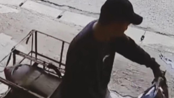 Pria Curi Motor Pengantar Gas di Depok Terekam CCTV