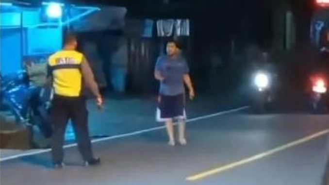 Pria Mabuk Bawa Golok di Tabrak Motor Warga di Wonosobo