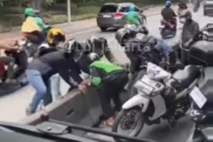 Viral Sekelompok Pemotor Bongkar Pembatas Jalur Transjakarta Gegara Ada Razia