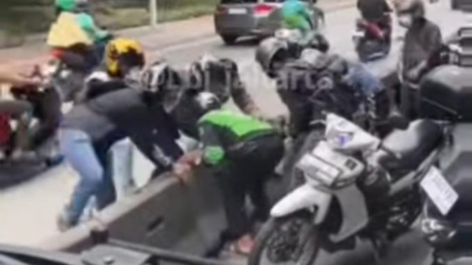 Viral Sekelompok Pemotor Bongkar Pembatas Jalur Transjakarta Gegara Ada Razia