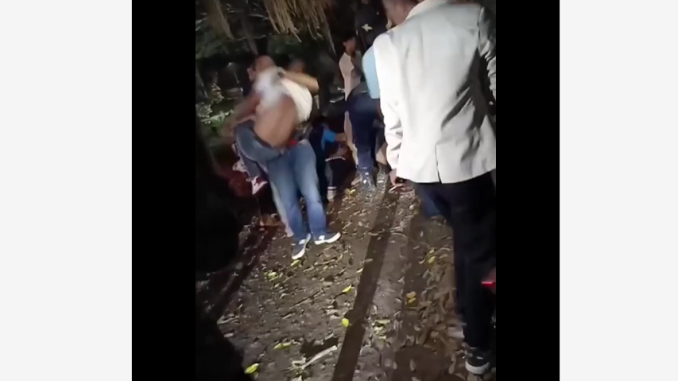 pria di atas pohon beringin