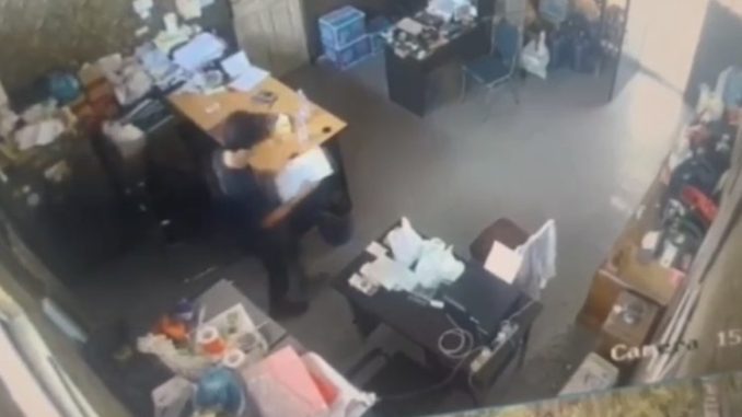 Aksi Petugas SPBU Nekat Curi Uang BBM Rp68 Juta Terekam CCTV,