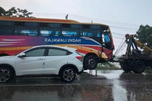 Kecelakaan Mobil Rombongan Umroh di Gresik Hantam Bus Pariwisata