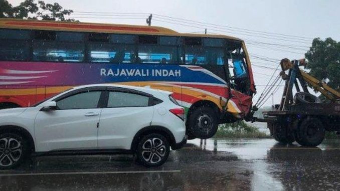 Kecelakaan Mobil Rombongan Umroh di Gresik Hantam Bus Pariwisata