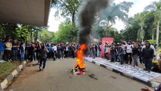 Mahasiswa Universitas Pancasila Demo, Ada Aksi Bakar