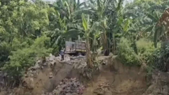 Mobil Bak Buang Sampah ke Kali di Bekasi Terekam Kamera