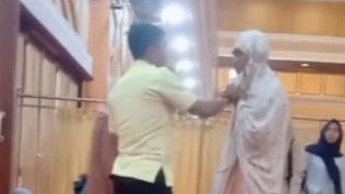 Pria Menyamar Jadi Perempuan
