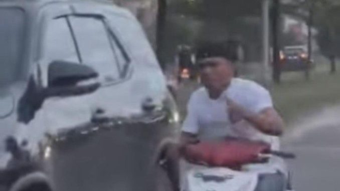 Viral Aksi Abang Jago di Pekanbaru Acungkan Pisau