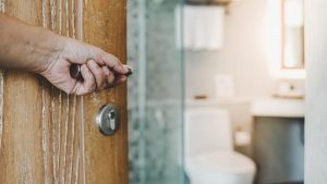 Seorang Wanita Rela Tinggal di Dalam Toilet Kantor Demi Hidup Hemat