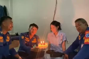 Diputusin Pacar Pas Ulang Tahun, Wanita di Bogor Minta Diucapin Ultah Petugas Damkar dan Tiup Lilin Bareng