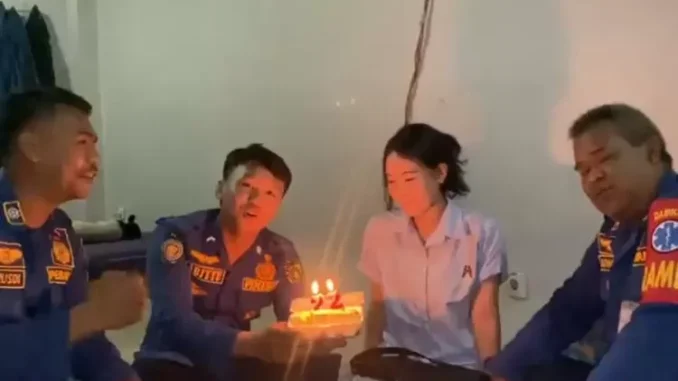 Diputusin Pacar Pas Ulang Tahun, Wanita di Bogor Minta Diucapin Ultah Petugas Damkar dan Tiup Lilin Bareng