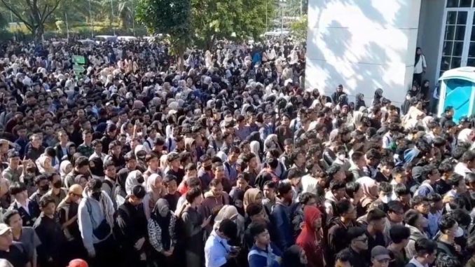 Job Fair di Cikarang Ricuh Para Pencari Kerja Saling Dorong