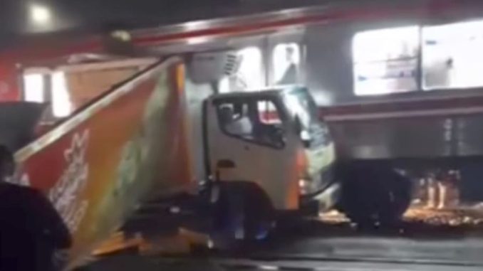 Mobil Boks Tertabrak KRL di Bojonggede