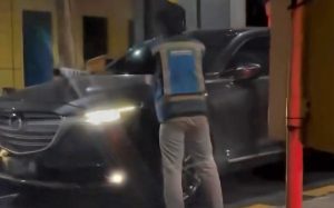 Pengemudi Mobil Terobos Gerbang Tol di Semarang