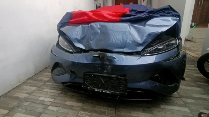 Viral BYD Seal Tabrak Lari di Tol Bandara