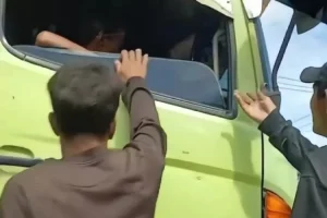 Viral Pemalak Modus Bawa Kemoceng di Palembang, Rampas Uang Sopir Truk