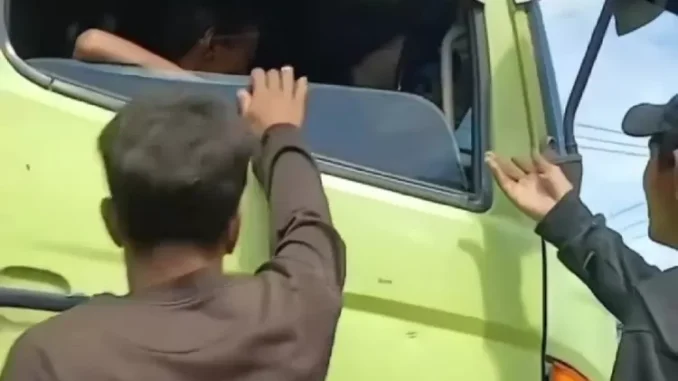 Viral Pemalak Modus Bawa Kemoceng di Palembang, Rampas Uang Sopir Truk