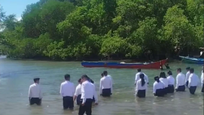 Viral Penyerah SK CPNS Timor Tengah Utara di Tepi Pantai Wini