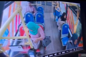 Viral Wanita Curi Laptop di Bus Transjakarta Terekam CCTV