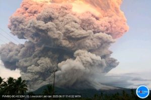 Gunung Lewotobi di Flores Timur Erupsi