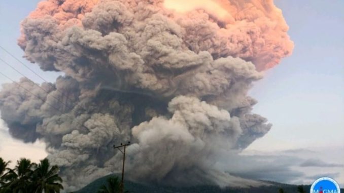Gunung Lewotobi Erupsi
