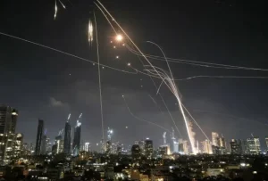 Iran Luncurkan Serangan Balasan, Langit Tel Aviv di Hujani Rudal