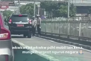 Viral Mobil Plat Merah Lewat Jalur Transjakarta, Polisi Beri Hormat