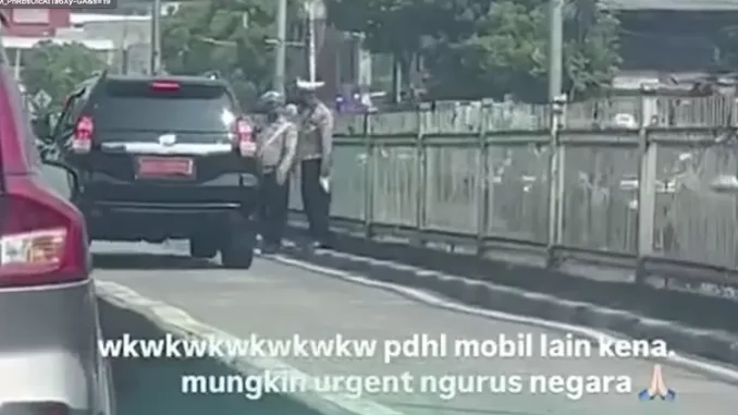 Viral Mobil Plat Merah Lewat Jalur Transjakarta, Polisi Beri Hormat