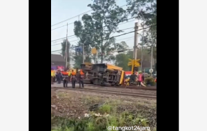 Viral Kereta Tabrak Truk di Perlintasan Tanah Tinggi Kota Tangerang