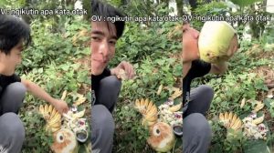 Viral Pria Ini Mukbang Sesajen di Kuburan