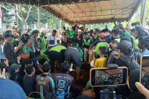 Ribuan Driver Ojol Iringi Pemakaman Affan Kurniawan di TPU Karet Bivak