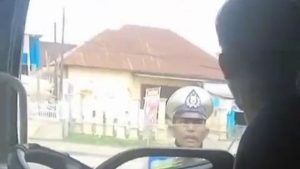 Bentak Polantas hingga Banting Botol, Aksi Sopir Truk di Palembang Jadi Viral