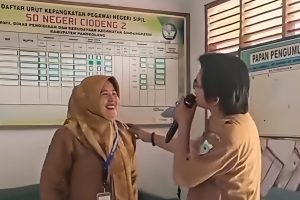 Viral Guru SD di Pandeglang Karaoke Pakai Smart TV Bantuan Presiden Prabowo